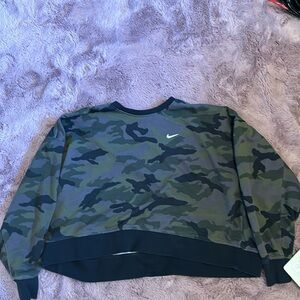 Nike camo cropped crew